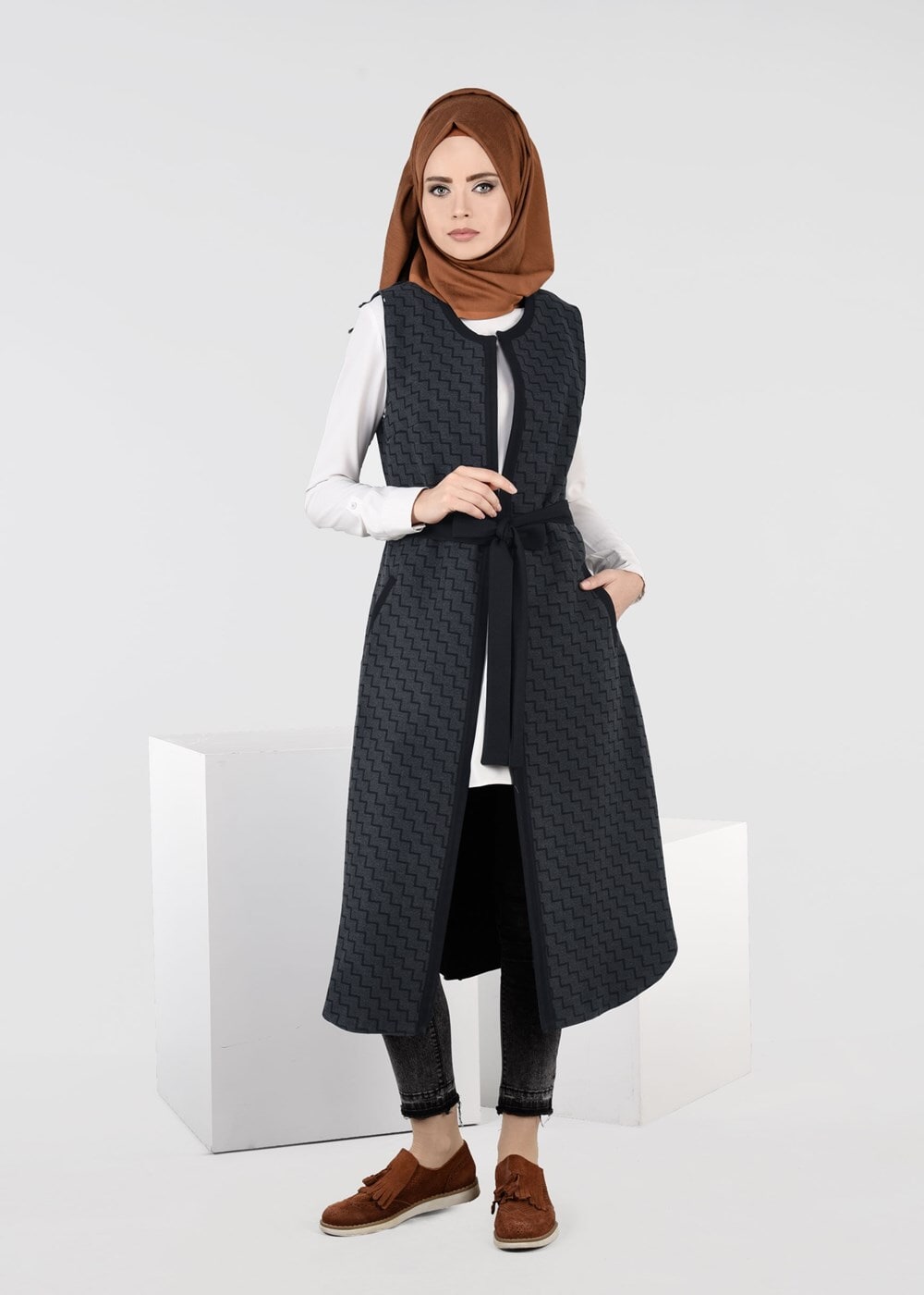 Tesettür giyim GRİ DESENLİ KUŞAKLI YELEK 4051 