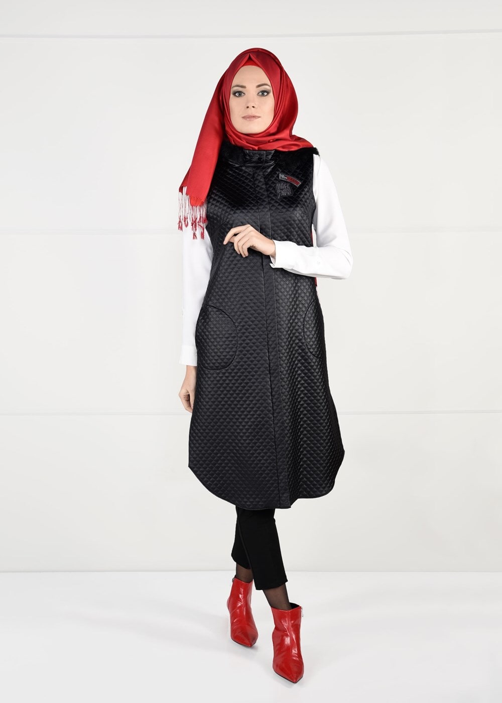Tesettür giyim SİYAH ARMA DETAYLI KAPÜŞONLU YELEK 4066