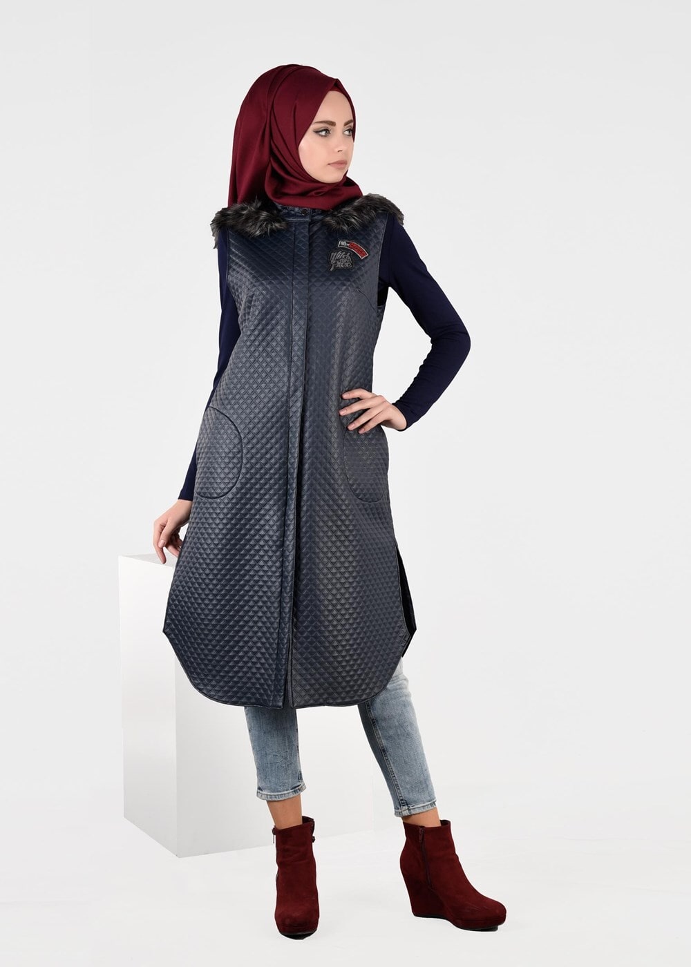 Tesettür giyim LACİVERT ARMA DETAYLI KAPÜŞONLU YELEK 4066