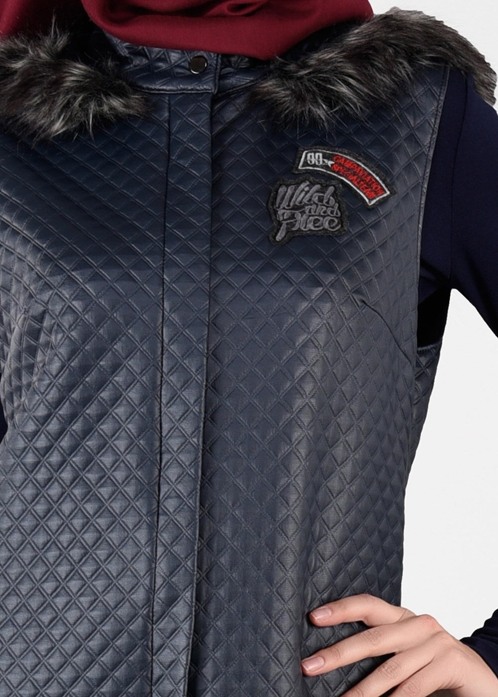 Tesettür giyim LACİVERT ARMA DETAYLI KAPÜŞONLU YELEK 4066