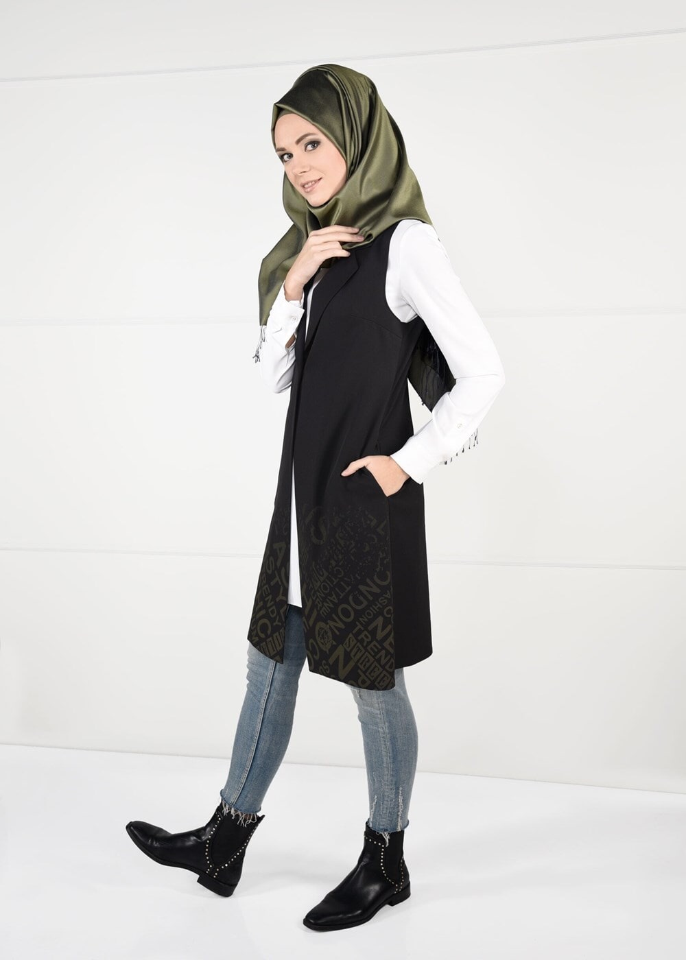 Tesettür giyim SİYAH YAZI DETAYLI DÜĞMELİ YELEK 4314