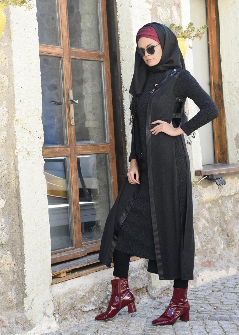 Tesettür giyim SİYAH YANLARI BAĞCIKLI OMUZLARI KUŞ GÖZÜ DETAYLI ÖRME YELEK 4958 