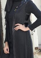 Tesettür giyim SİYAH YANLARI BAĞCIKLI OMUZLARI KUŞ GÖZÜ DETAYLI ÖRME YELEK 4958 