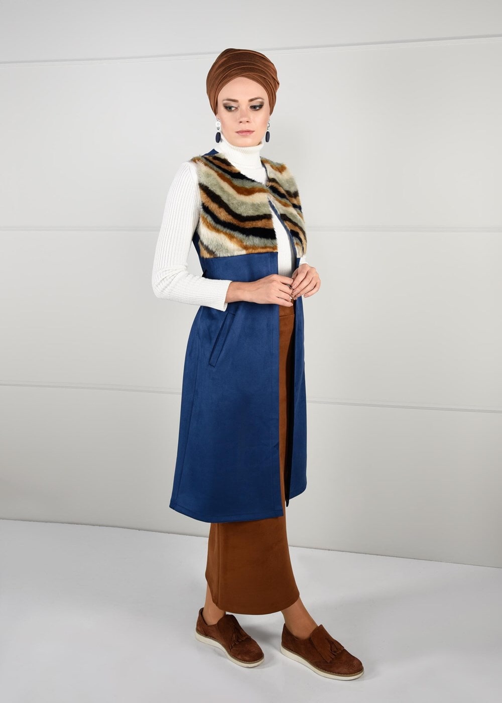 Tesettür giyim MAVİ KÜRK DETAYLI SÜET YELEK 6748 