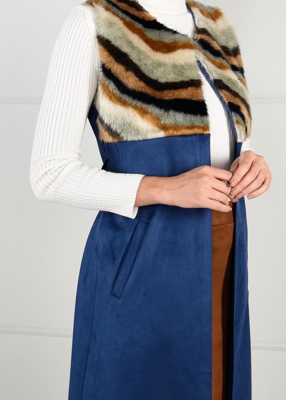 Tesettür giyim MAVİ KÜRK DETAYLI SÜET YELEK 6748 