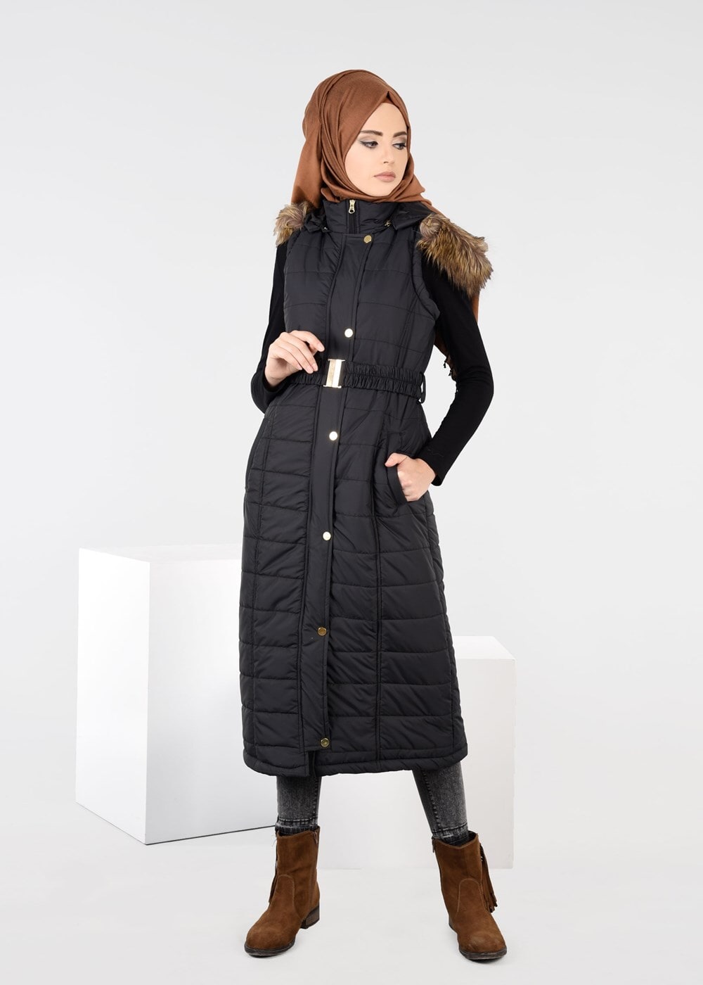 Tesettür giyim SİYAH PELUŞ DETAYLI KEMERLİ KAPİTONE YELEK 9601