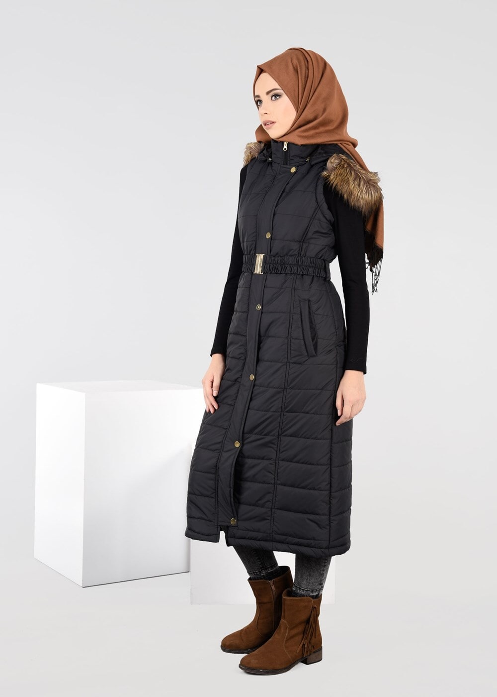 Tesettür giyim SİYAH PELUŞ DETAYLI KEMERLİ KAPİTONE YELEK 9601