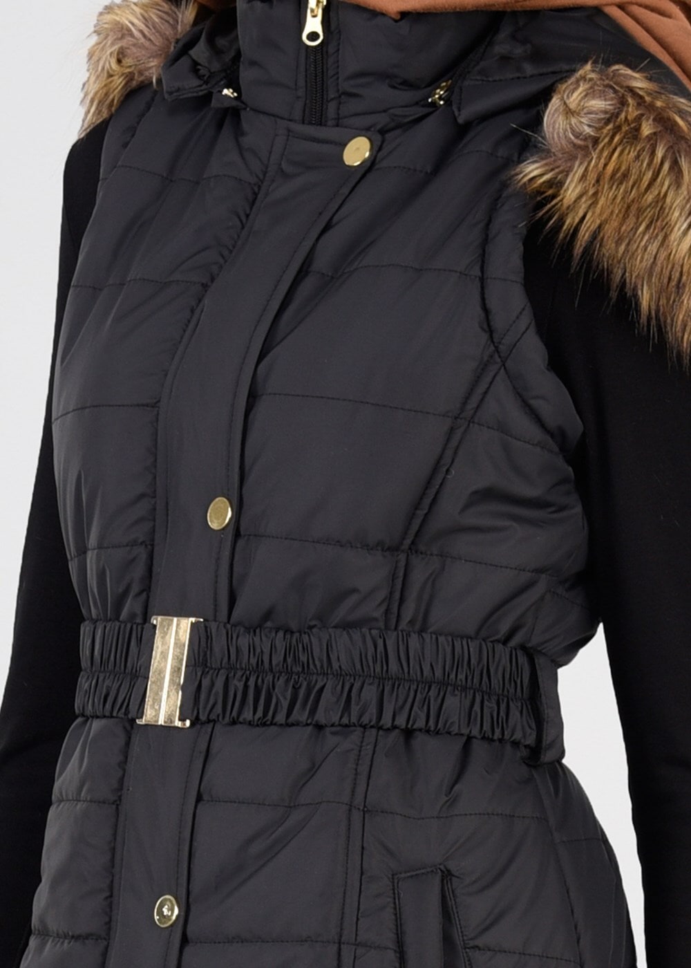 Tesettür giyim SİYAH PELUŞ DETAYLI KEMERLİ KAPİTONE YELEK 9601