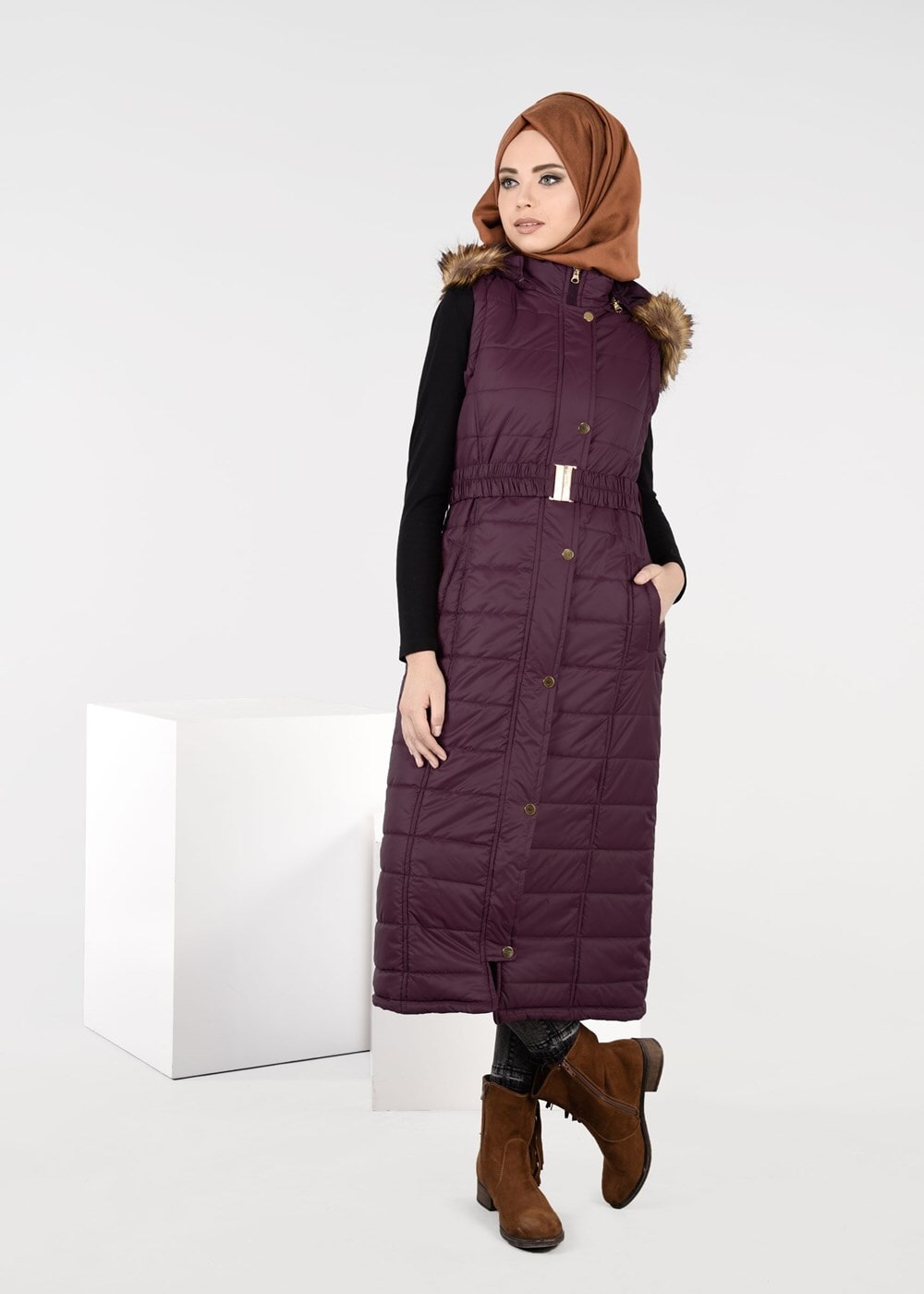 Tesettür giyim BORDO PELUŞ DETAYLI KEMERLİ KAPİTONE YELEK 9601