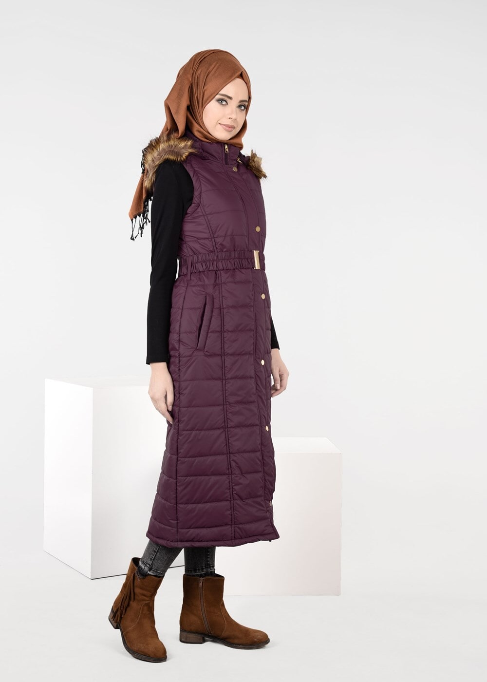 Tesettür giyim BORDO PELUŞ DETAYLI KEMERLİ KAPİTONE YELEK 9601