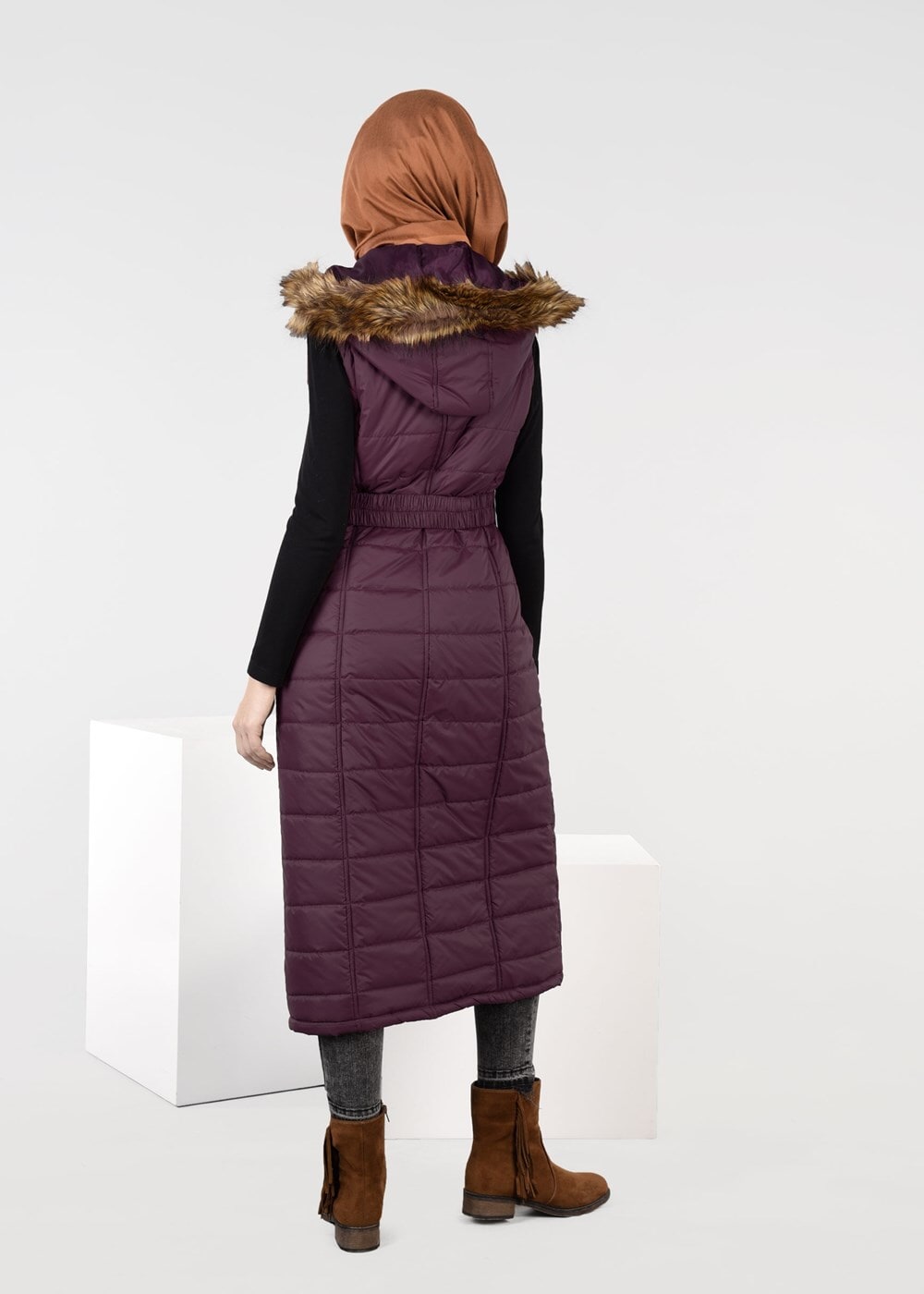 Tesettür giyim BORDO PELUŞ DETAYLI KEMERLİ KAPİTONE YELEK 9601