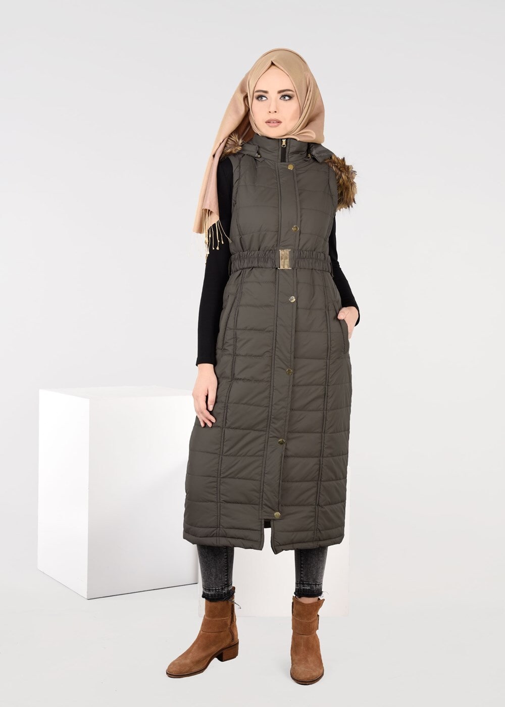 Tesettür giyim HAKİ PELUŞ DETAYLI KEMERLİ KAPİTONE YELEK 9601