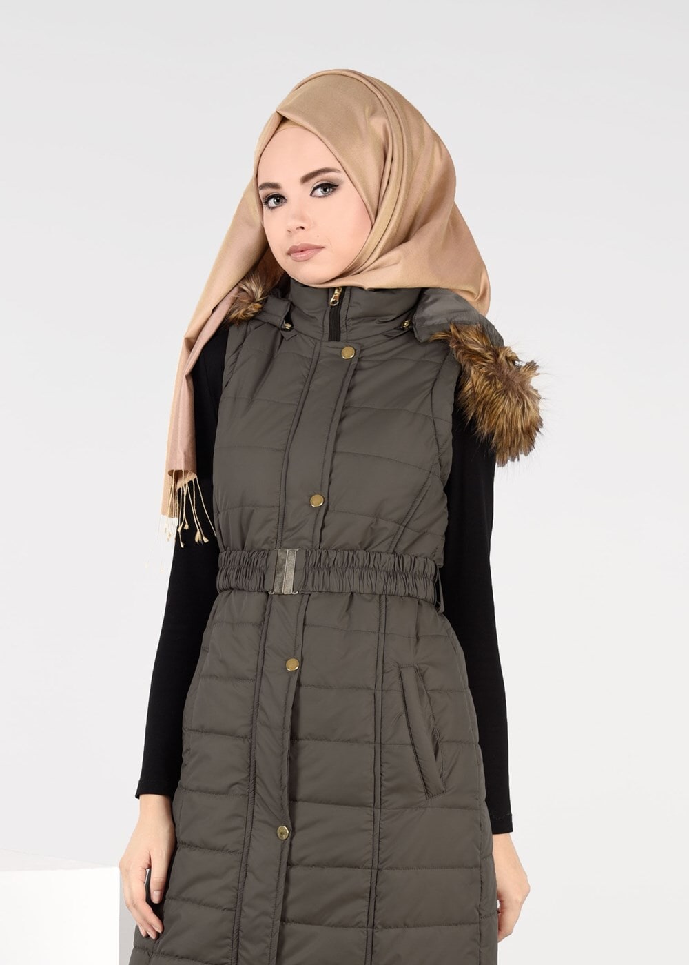 Tesettür giyim HAKİ PELUŞ DETAYLI KEMERLİ KAPİTONE YELEK 9601