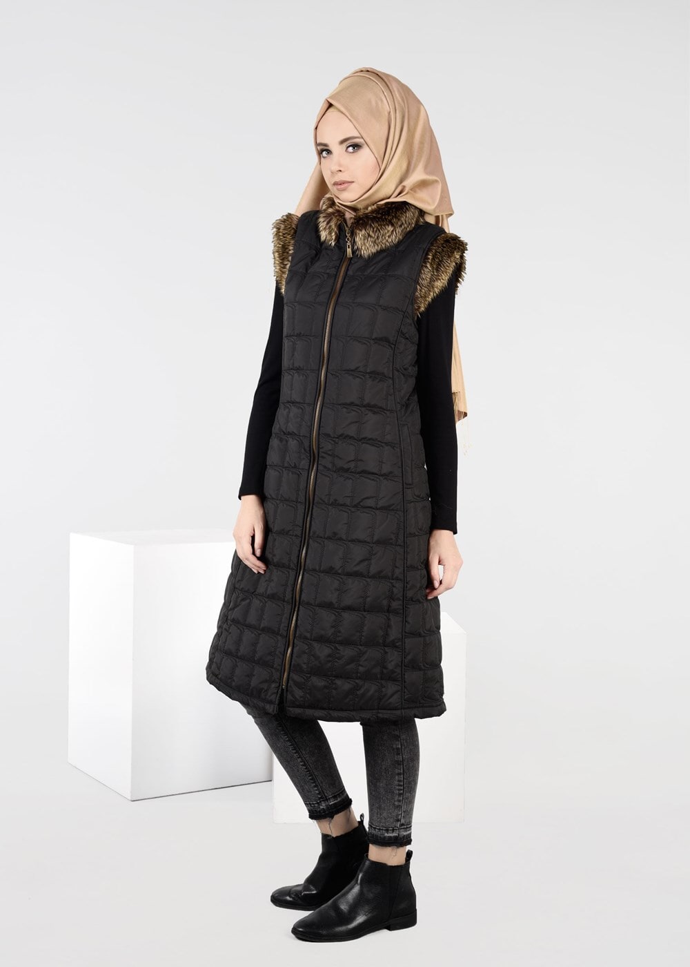 Tesettür giyim SİYAH PELUŞLU ŞİŞME YELEK 9707 