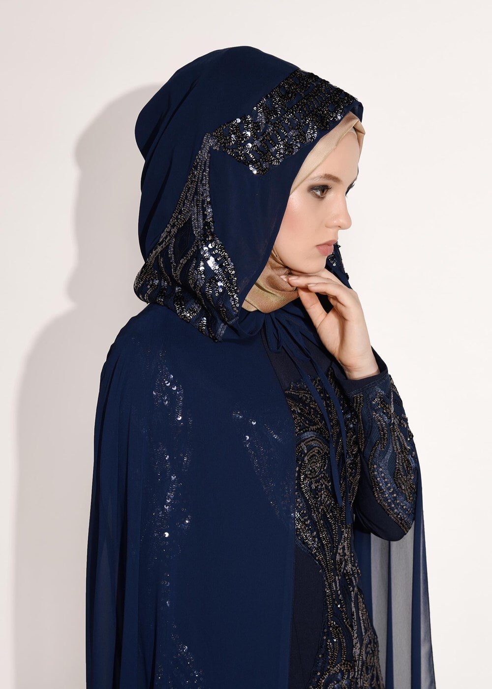 Vêtements hijab BLEU MARINE ROBE DE SOIRÉE DÉTAILLÉE AVEC BRODERIE AVEC MANTEAU 68102