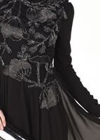 Tesettür giyim SİYAH HAKİM YAKA ÇİÇEK İŞLEMELİ ABİYE ELBİSE 3108 