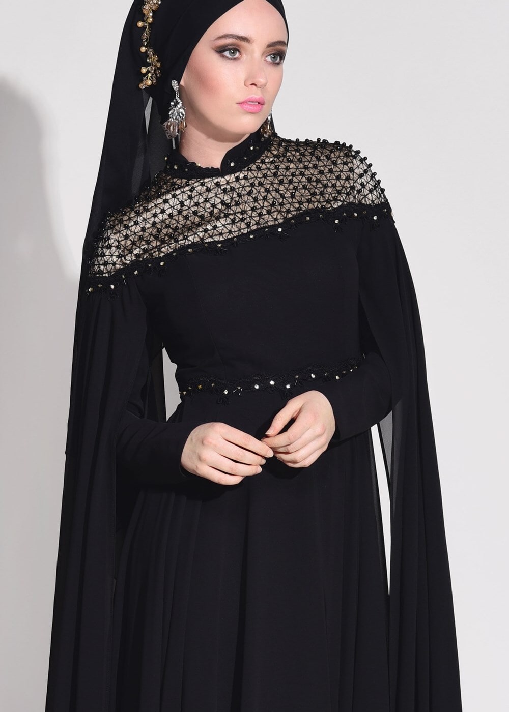 Tesettür giyim SİYAH HAKİM YAKA BONCUK İŞLEMELİ ŞİFON ABİYE ELBİSE 3208 