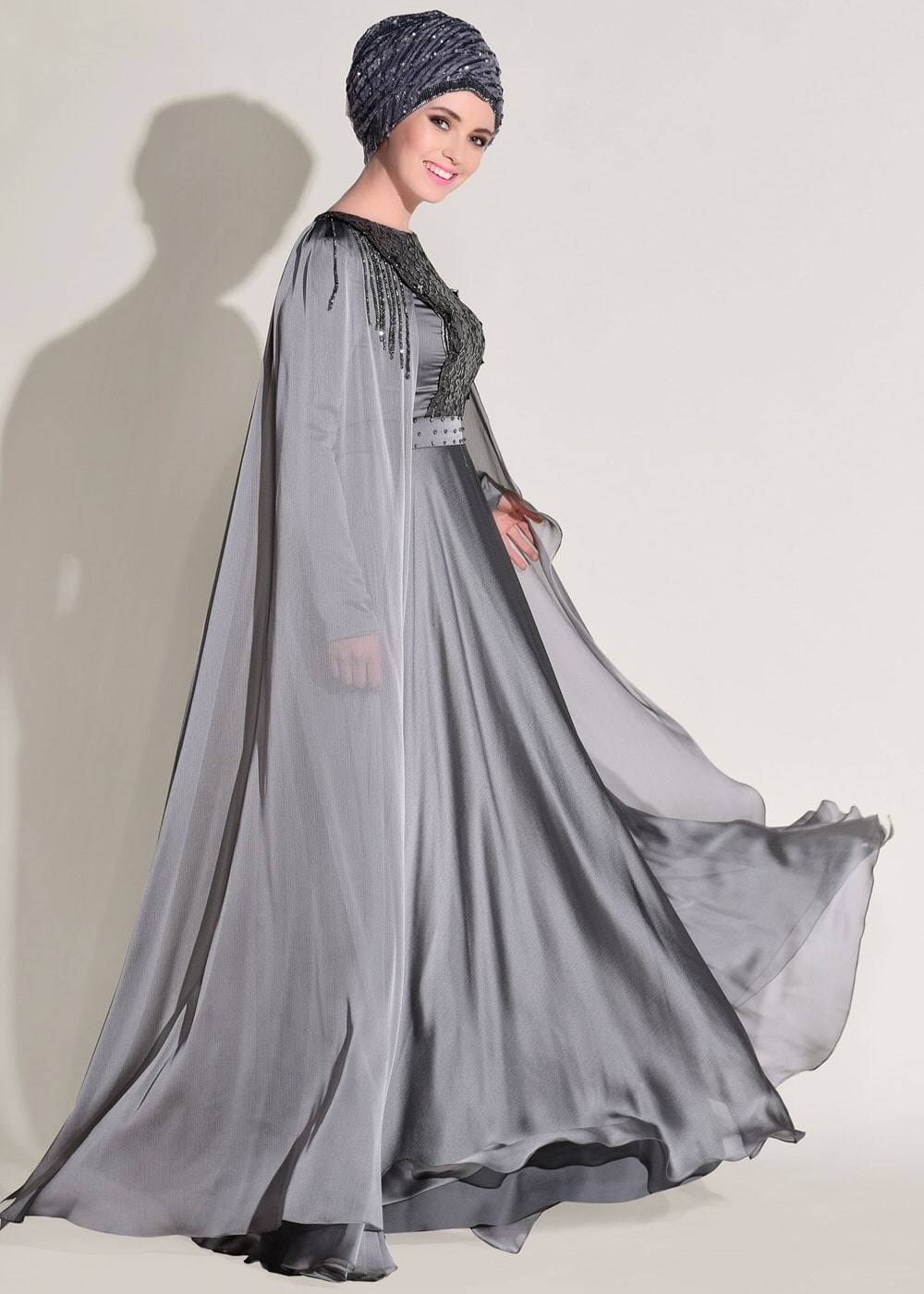 Tesettür giyim GRİ İŞLEMELİ OMUZDAN ŞİFONLU ABİYE ELBİSE 3408