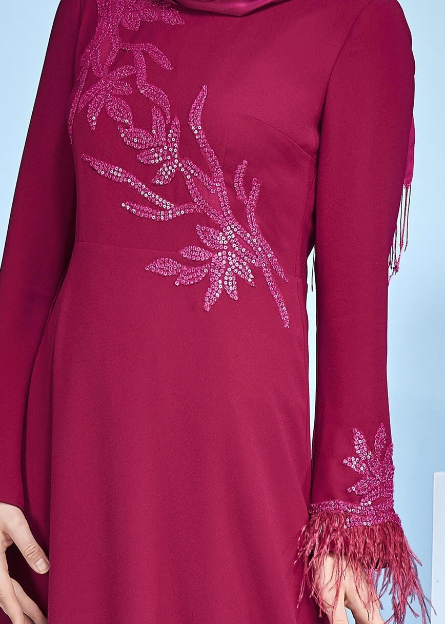 Tesettür giyim MOR KOLLARI PÜSKÜLLÜ İŞLEMELİ ABİYE ELBİSE 5359 