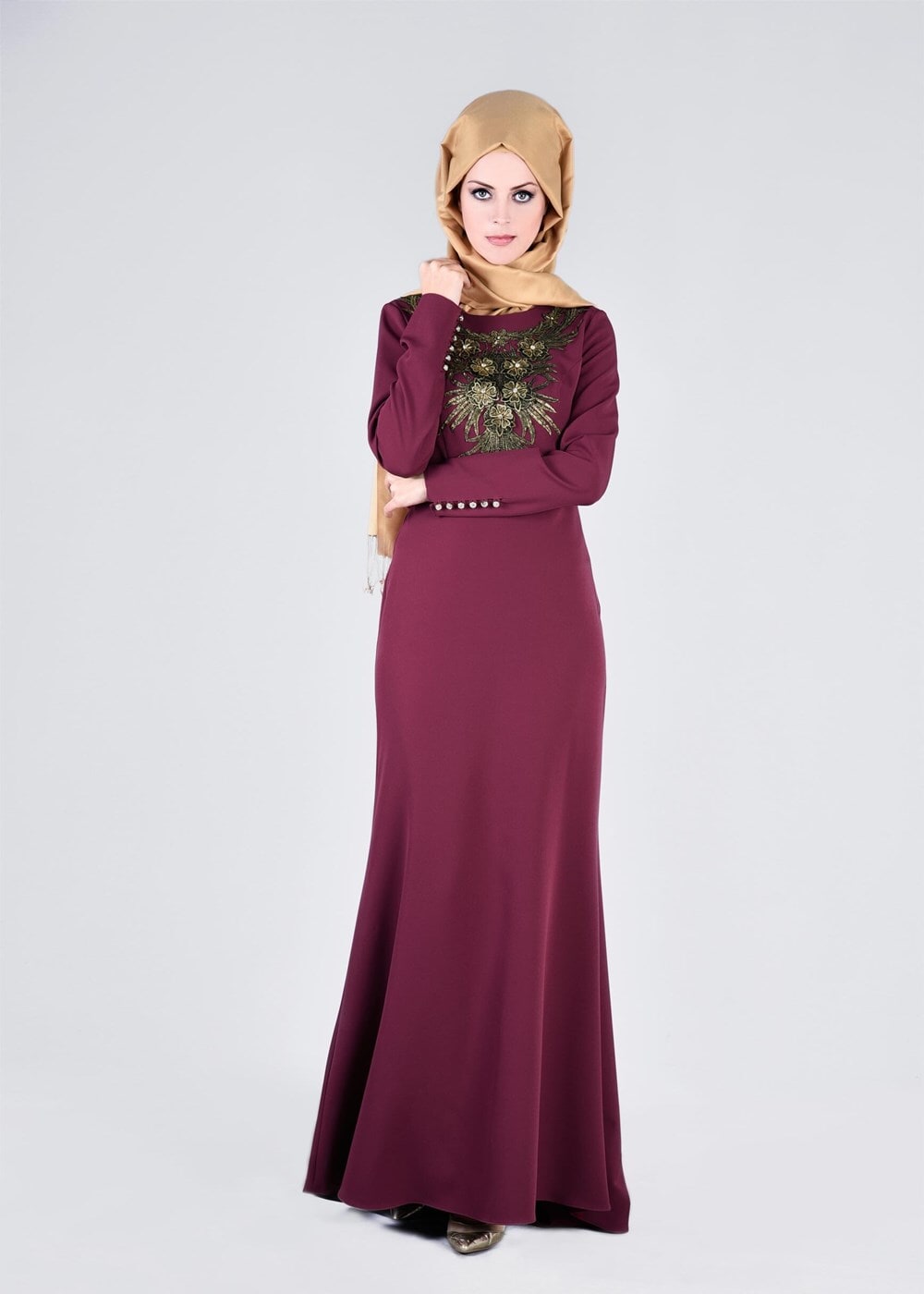Tesettür giyim FUŞYA SIRMA İŞLEMELİ KOLLARI DÜĞMELİ ABİYE ELBİSE 5372