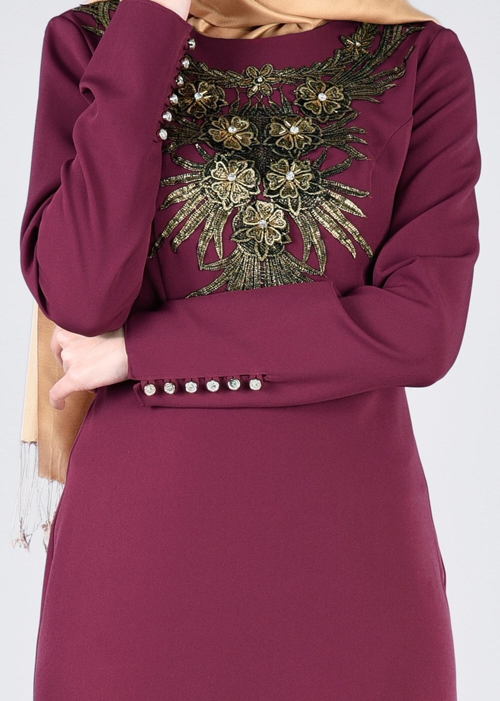 Tesettür giyim FUŞYA SIRMA İŞLEMELİ KOLLARI DÜĞMELİ ABİYE ELBİSE 5372