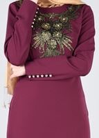 Tesettür giyim FUŞYA SIRMA İŞLEMELİ KOLLARI DÜĞMELİ ABİYE ELBİSE 5372