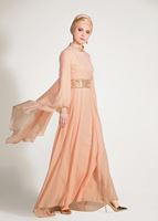 Tesettür giyim PEMBE KOLLARI VOLANLI HAKİM YAKA MULTİ ŞİFON ABİYE ELBİSE 5410