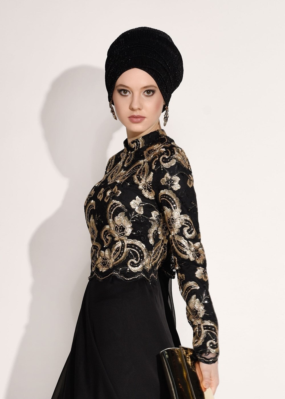 Tesettür giyim SİYAH HAKİM YAKA ÇİÇEK İŞLEMELİ ABİYE ELBİSE  9008 