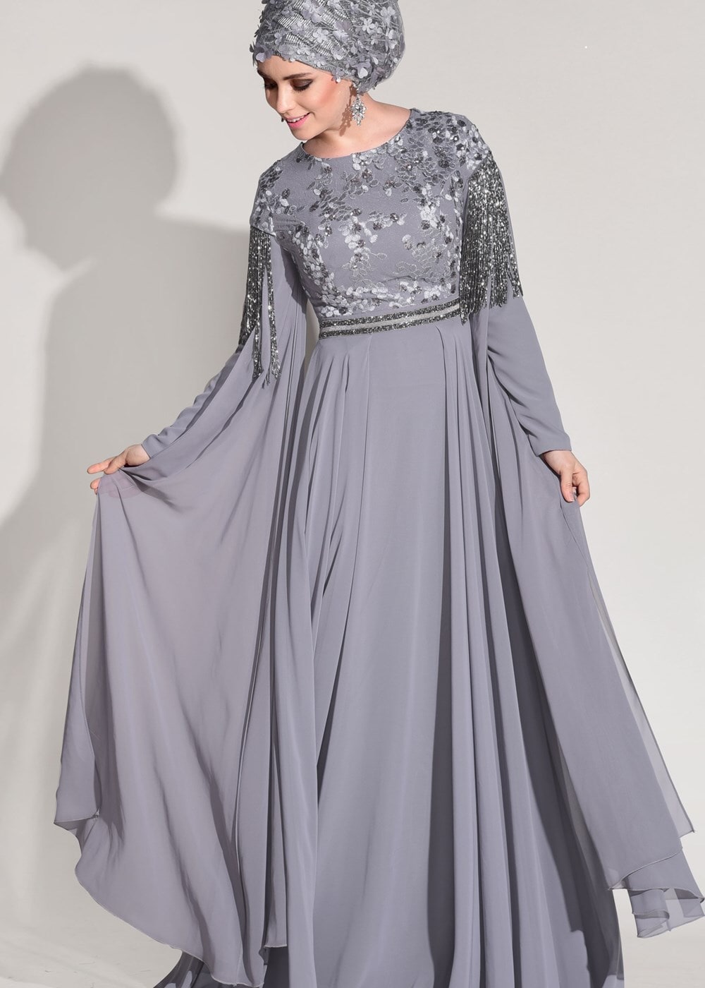 Tesettür giyim GRİ KOLLARI SİM SAÇAK DETAYLI ABİYE ELBİSE 9608 