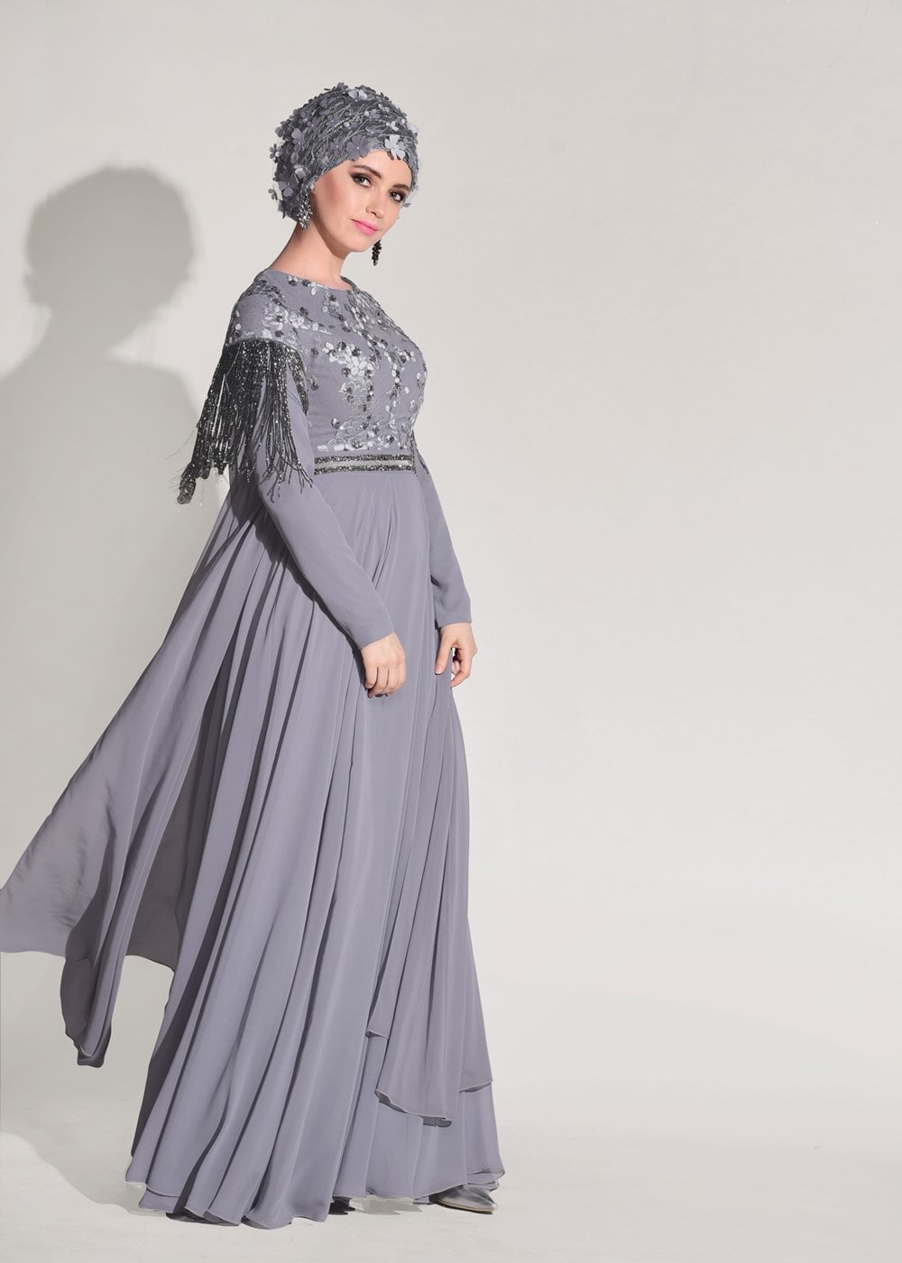 Tesettür giyim GRİ KOLLARI SİM SAÇAK DETAYLI ABİYE ELBİSE 9608 