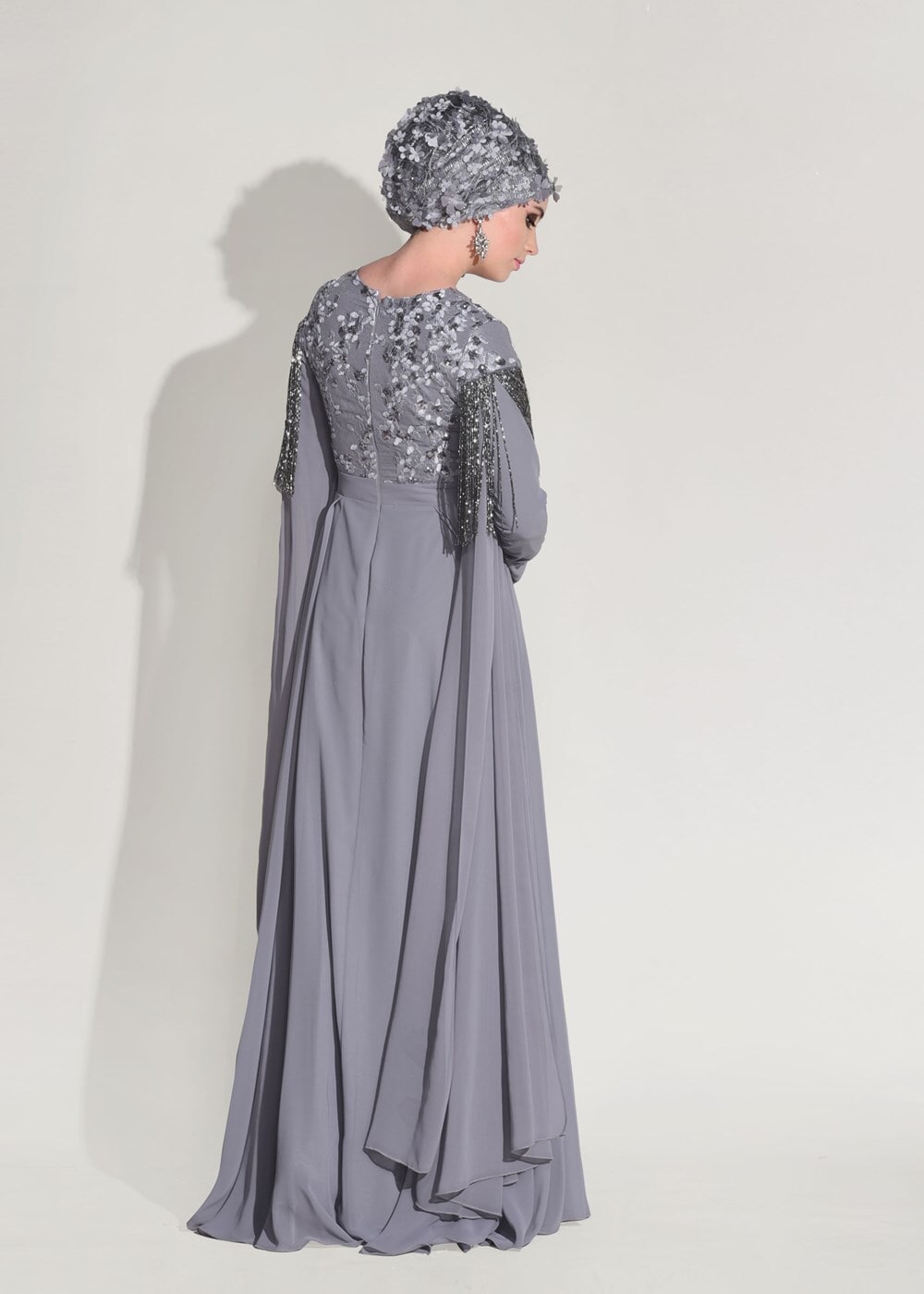 Tesettür giyim GRİ KOLLARI SİM SAÇAK DETAYLI ABİYE ELBİSE 9608 