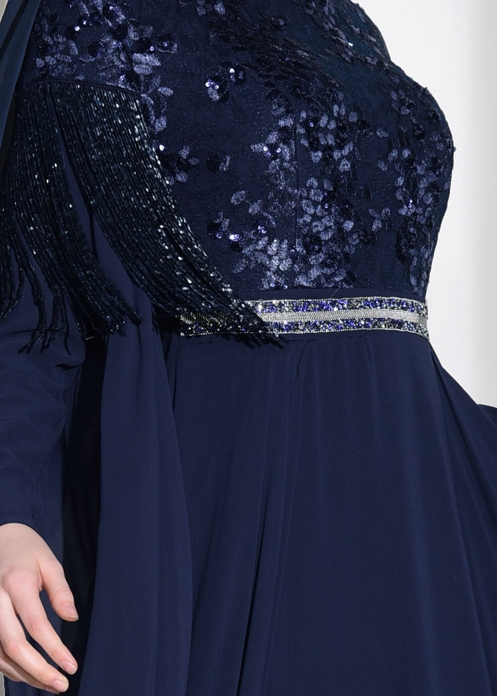 Tesettür giyim LACİVERT KOLLARI SİM SAÇAK DETAYLI ABİYE ELBİSE 9608 