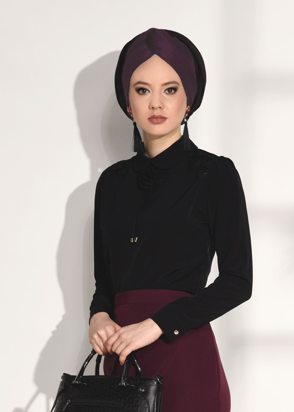 Tesettür giyim SİYAH GÜPÜR DETAYLI BEBE YAKA BLUZ 0207