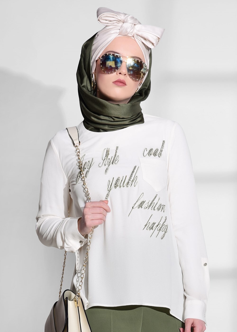 Tesettür giyim EKRU YAZI DETAYLI BİSİKLET YAKA BLUZ 4106 