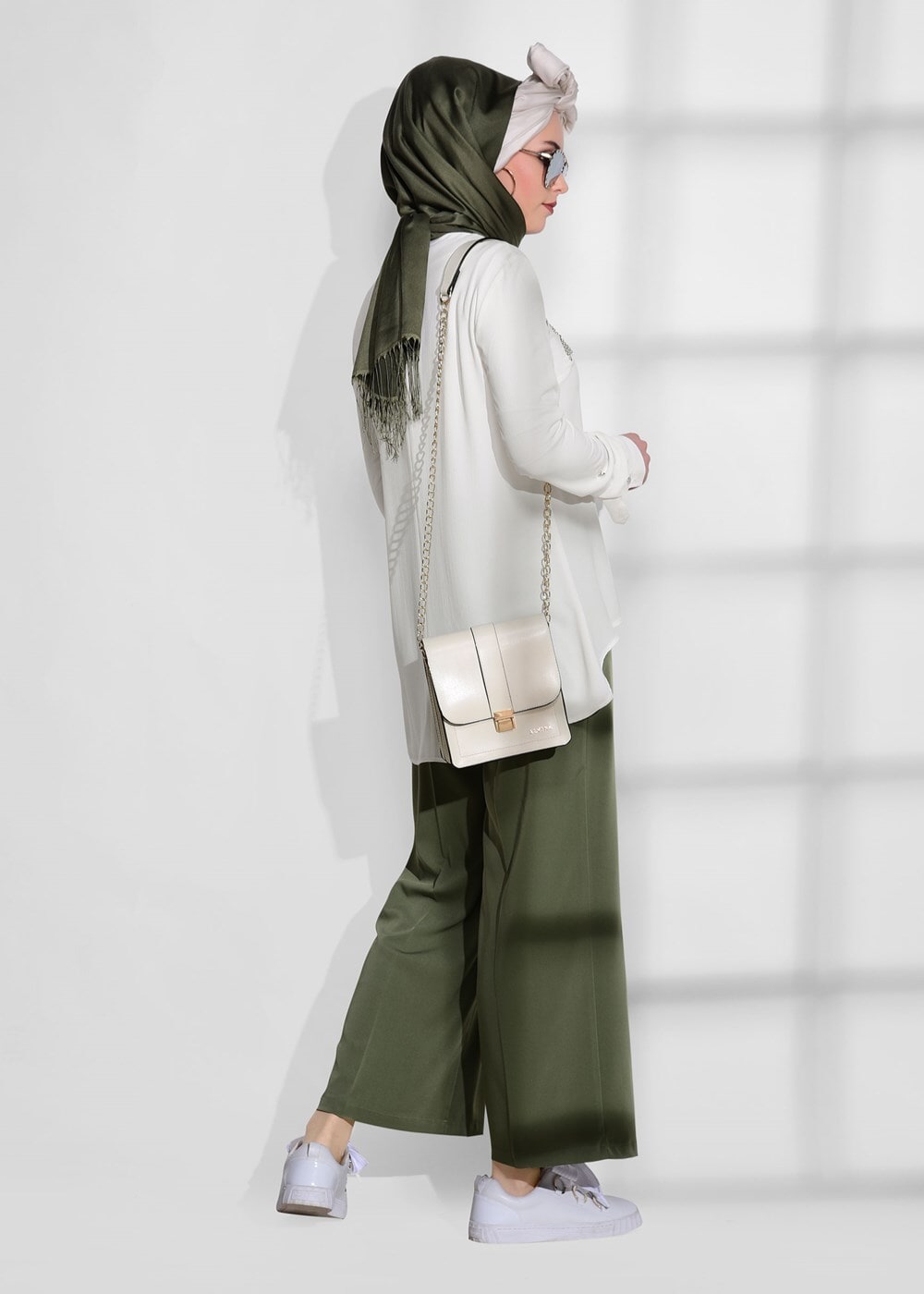 Tesettür giyim EKRU YAZI DETAYLI BİSİKLET YAKA BLUZ 4106 