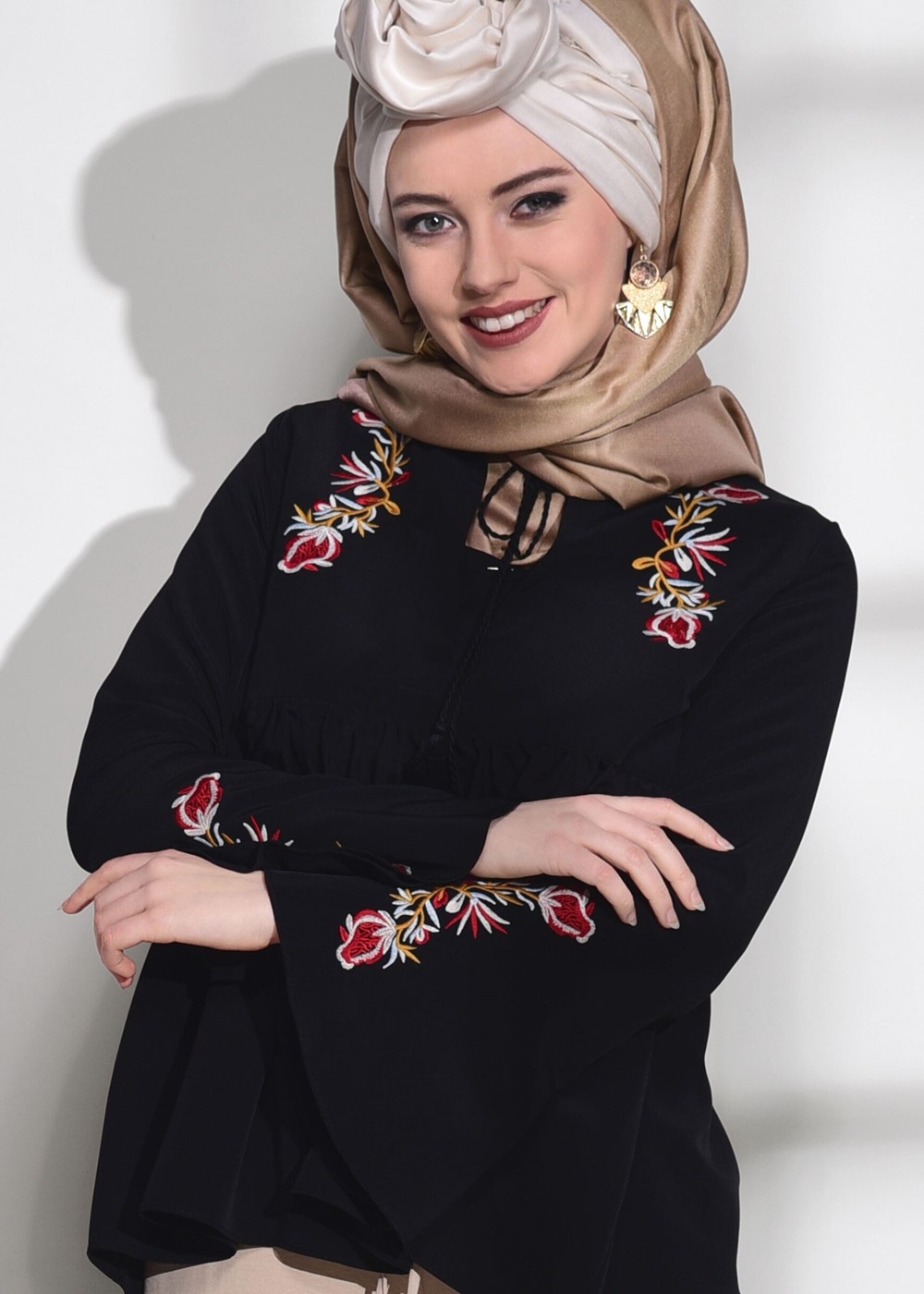 Tesettür giyim SİYAH KOLLARI VOLANLI NAKIŞ DETAYLI BLUZ 5505 