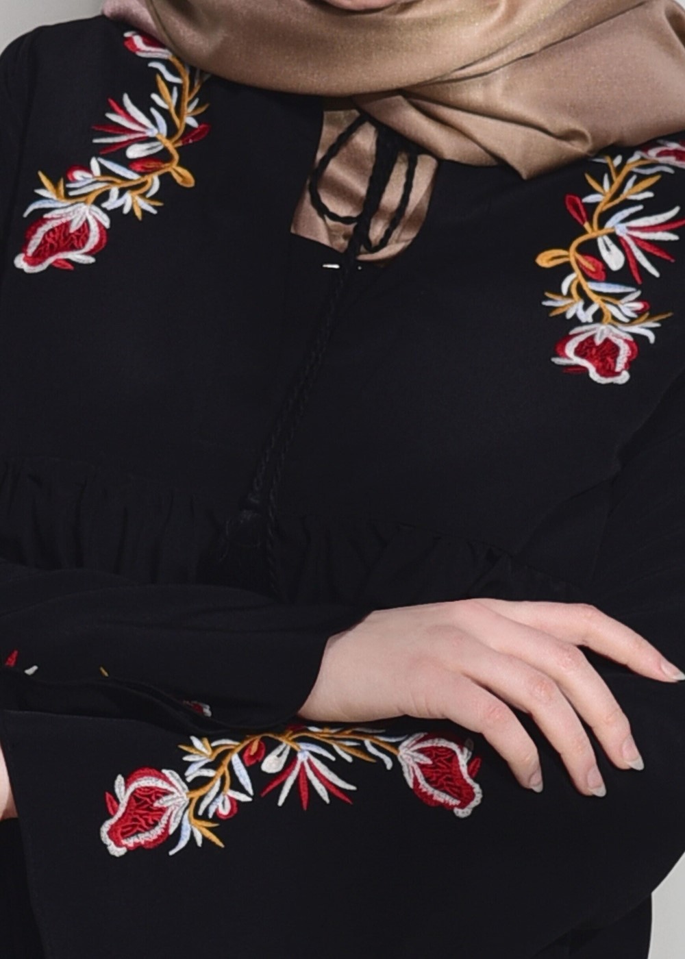 Tesettür giyim SİYAH KOLLARI VOLANLI NAKIŞ DETAYLI BLUZ 5505 