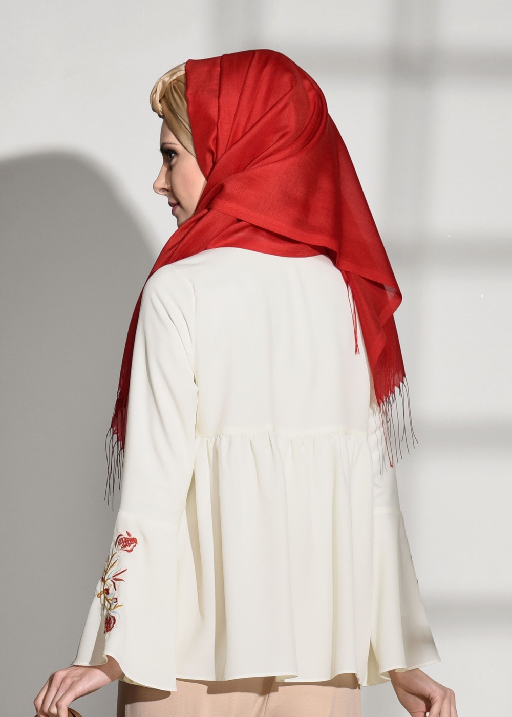 Tesettür giyim KREM KOLLARI VOLANLI NAKIŞ DETAYLI BLUZ 5505 