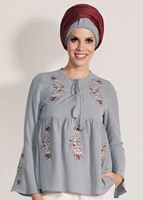 Tesettür giyim GRİ KOLLARI VOLANLI NAKIŞ DETAYLI BLUZ 5505 
