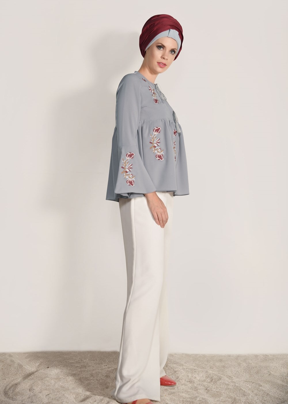 Tesettür giyim GRİ KOLLARI VOLANLI NAKIŞ DETAYLI BLUZ 5505 