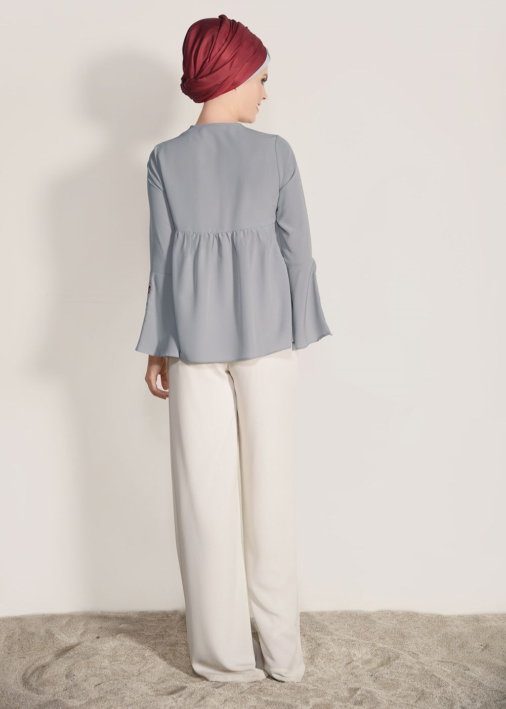 Tesettür giyim GRİ KOLLARI VOLANLI NAKIŞ DETAYLI BLUZ 5505 