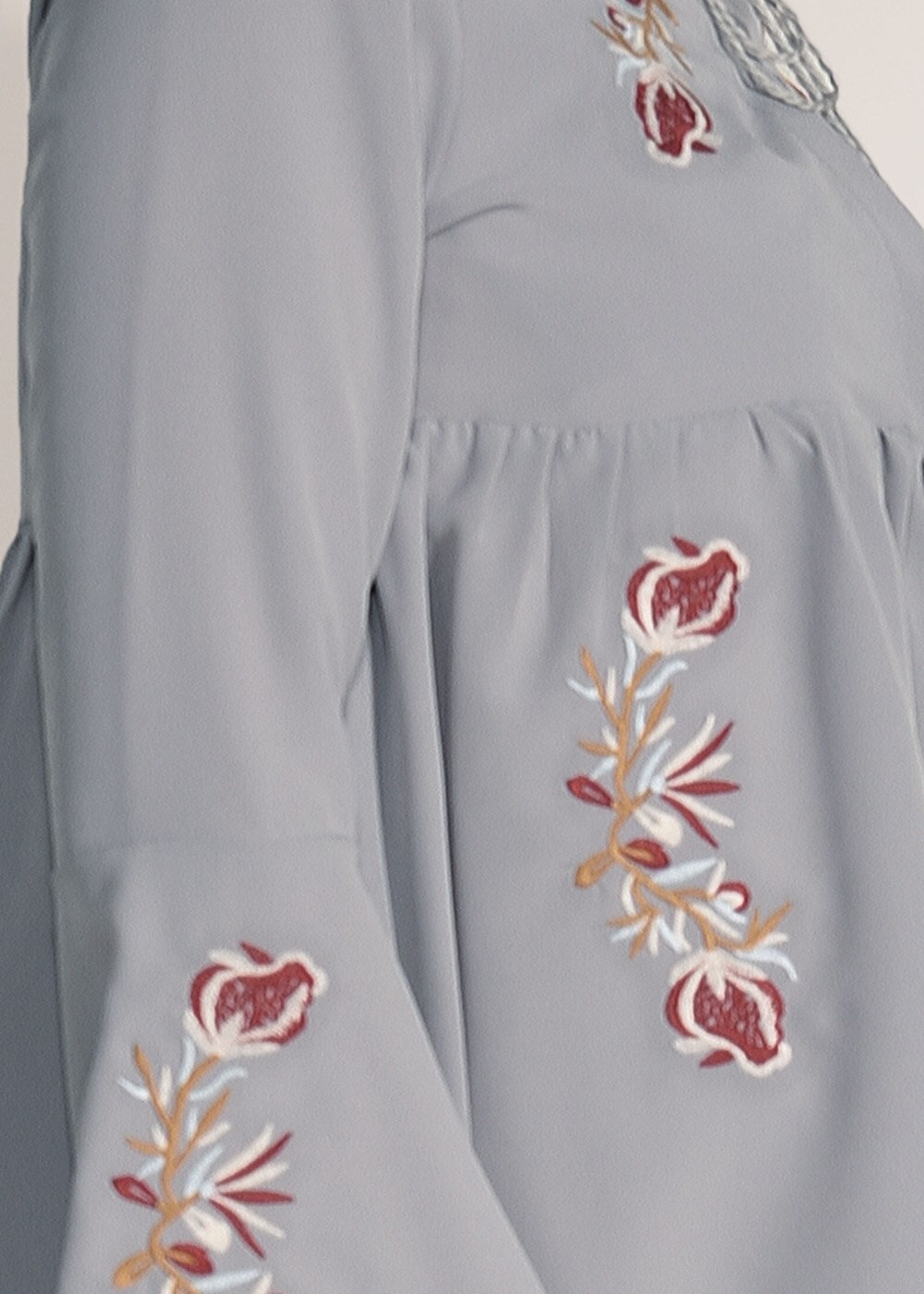 Tesettür giyim GRİ KOLLARI VOLANLI NAKIŞ DETAYLI BLUZ 5505 