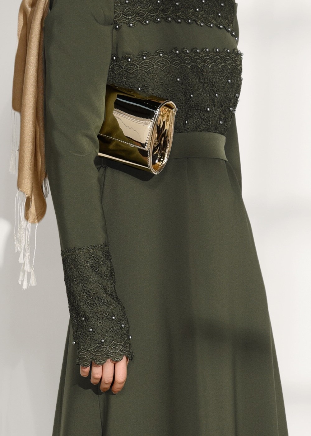 Tesettür giyim HAKİ T 7783 ModaBu-Güpür Detaylı Boncuklu Elbise