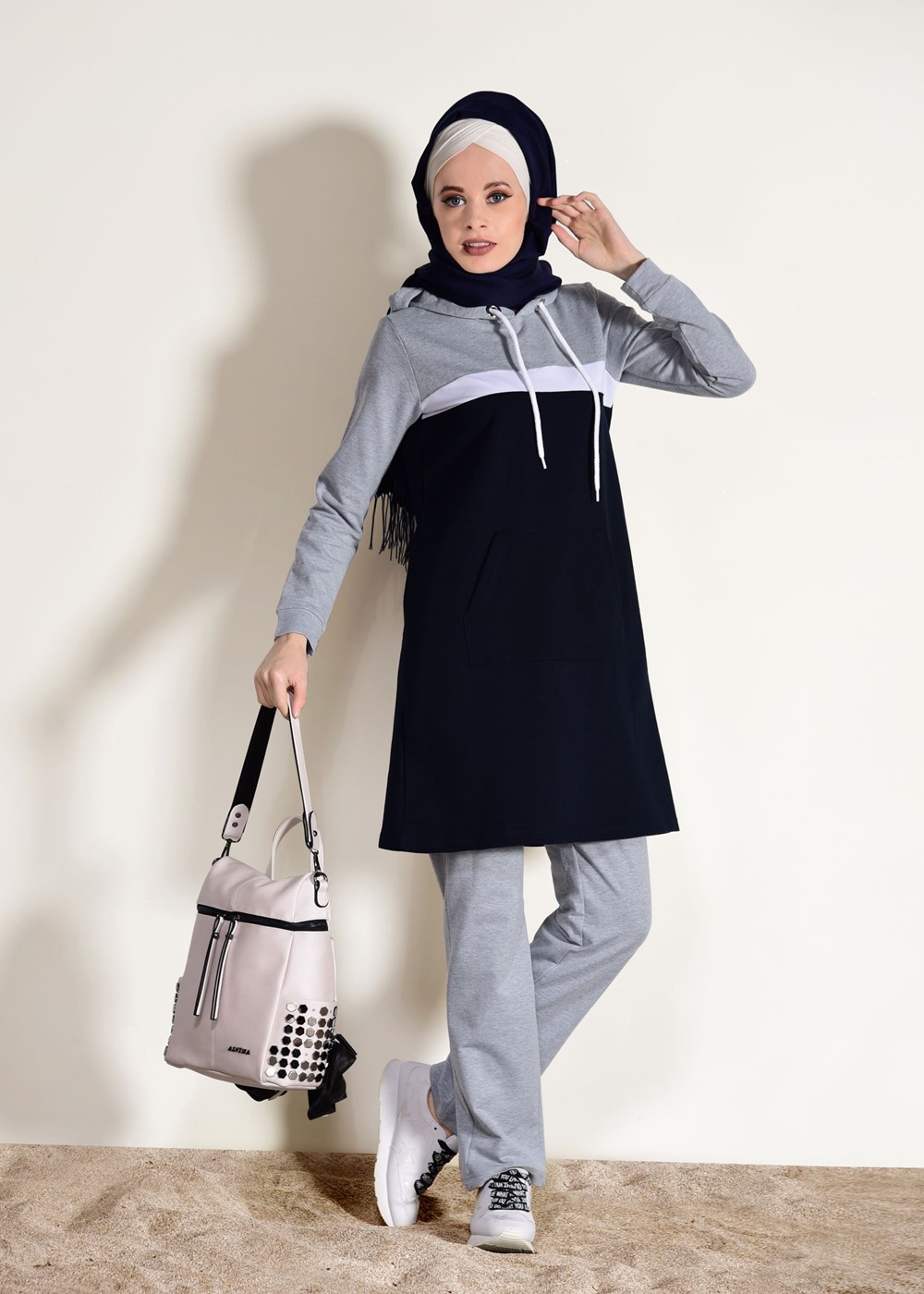Vêtements hijab BLEU MARINE SURVÊTEMENT DÉTAILLÉ AVEC POCHE À CAPUCHE 3518