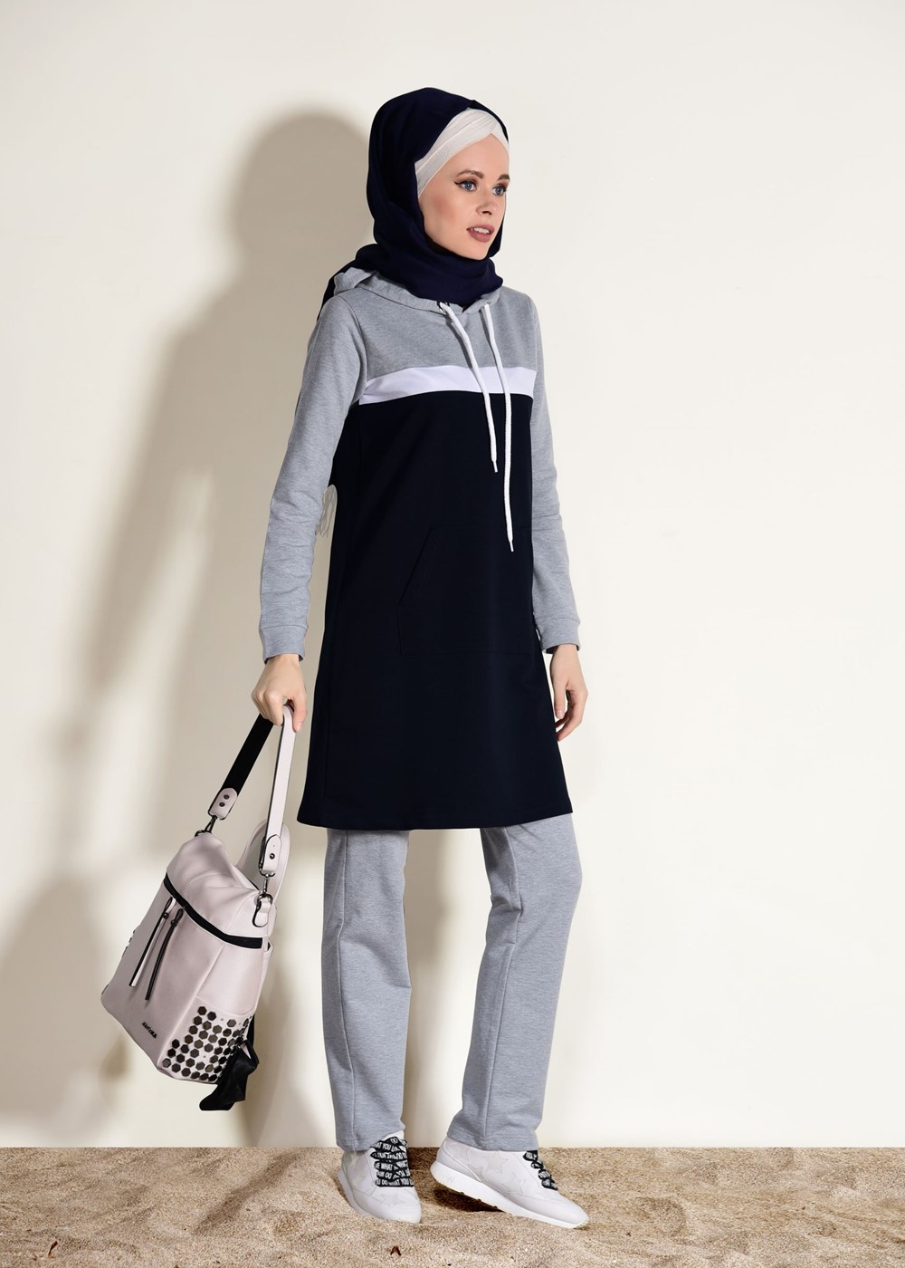 Vêtements hijab BLEU MARINE SURVÊTEMENT DÉTAILLÉ AVEC POCHE À CAPUCHE 3518