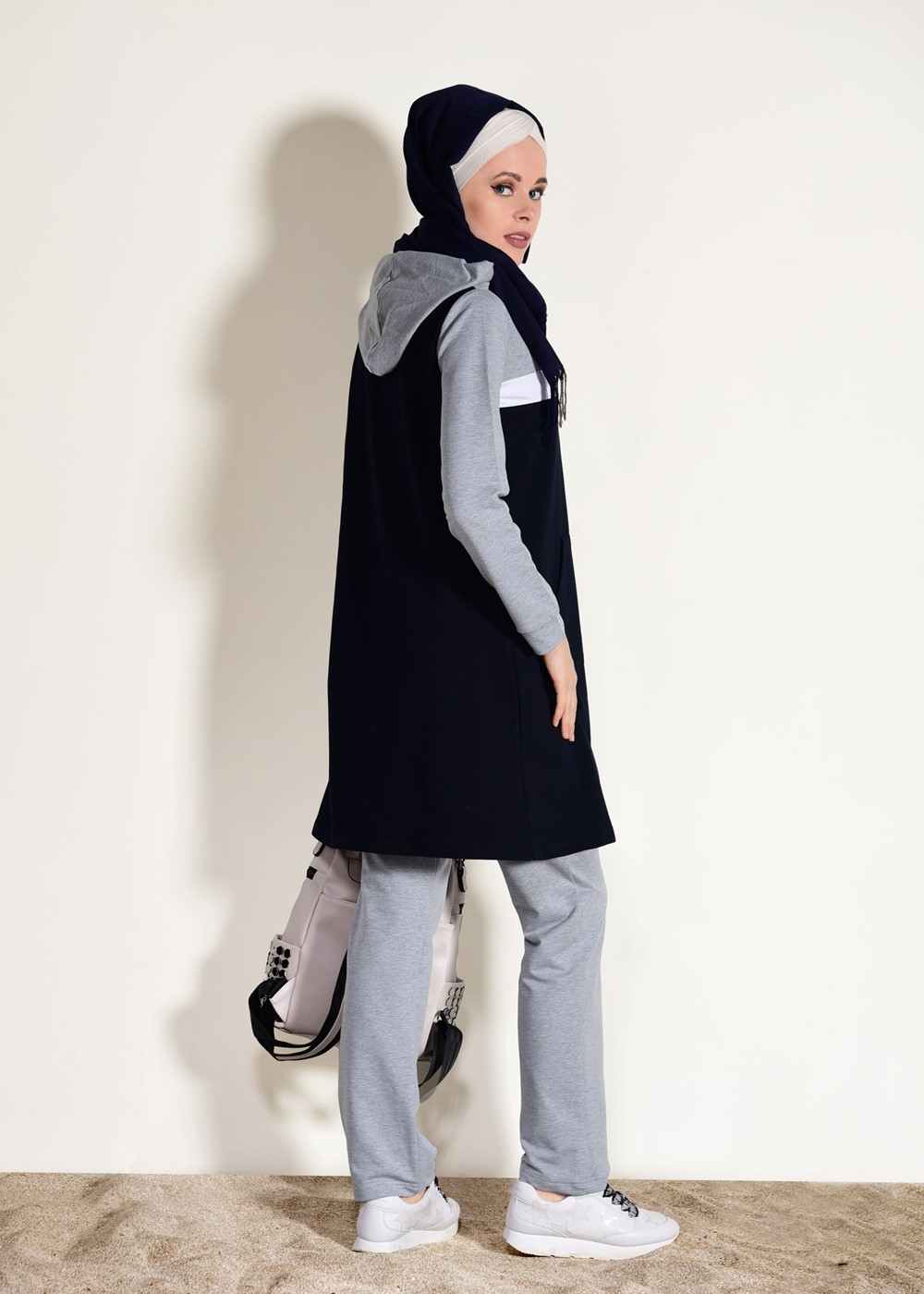 Vêtements hijab BLEU MARINE SURVÊTEMENT DÉTAILLÉ AVEC POCHE À CAPUCHE 3518