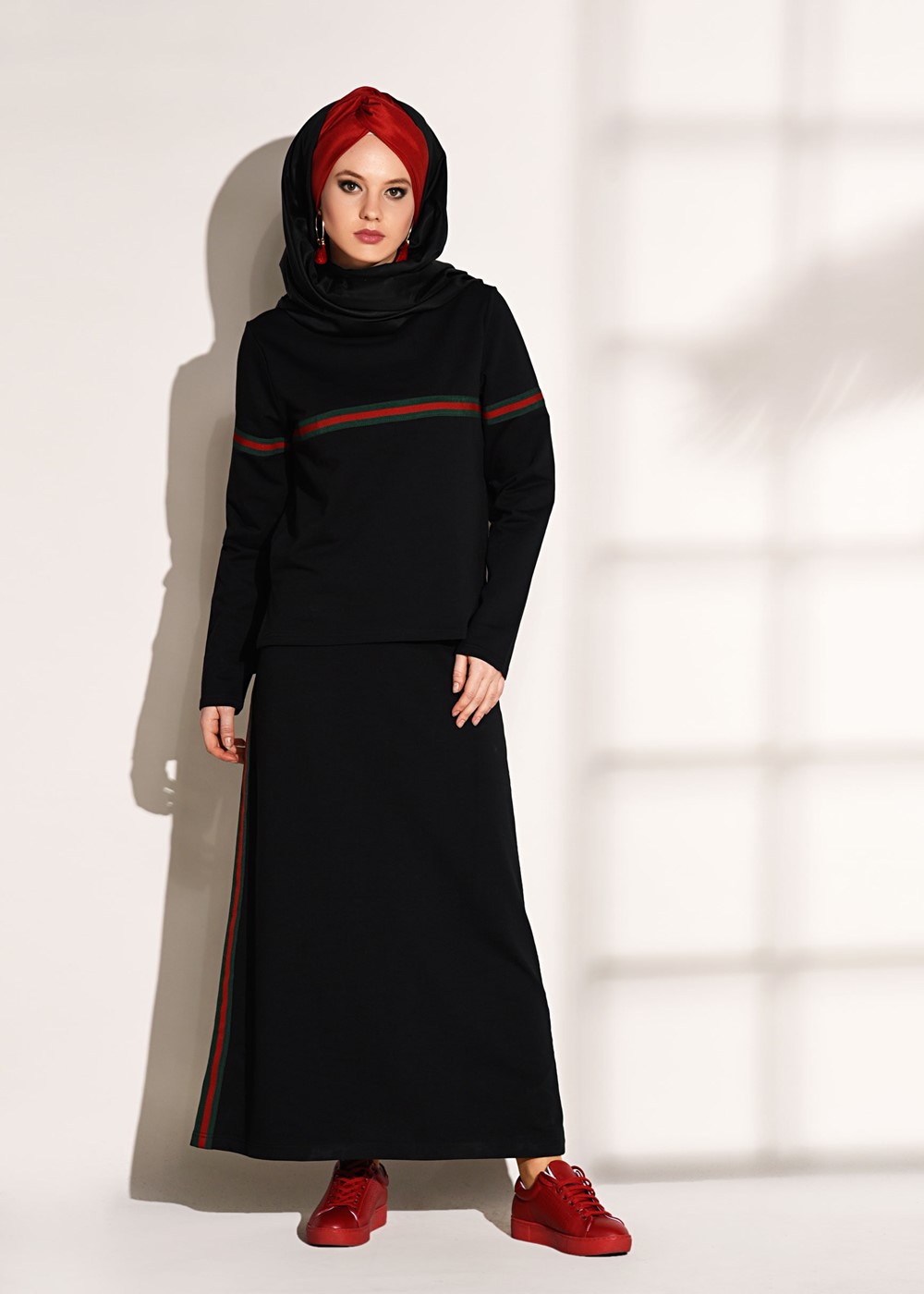 Tesettür giyim SİYAH ŞERİT DETAYLI ETEKLİ EŞOFMAN TAKIMI 3708 