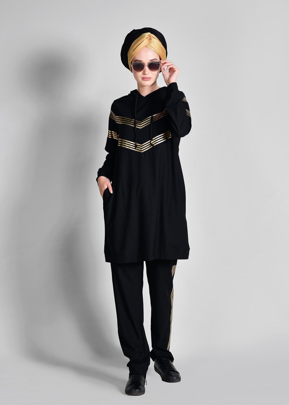 Tesettür giyim SİYAH KAPÜŞONLU ÇİZGİ DETAYLI EŞOFMAN TAKIMI 4618