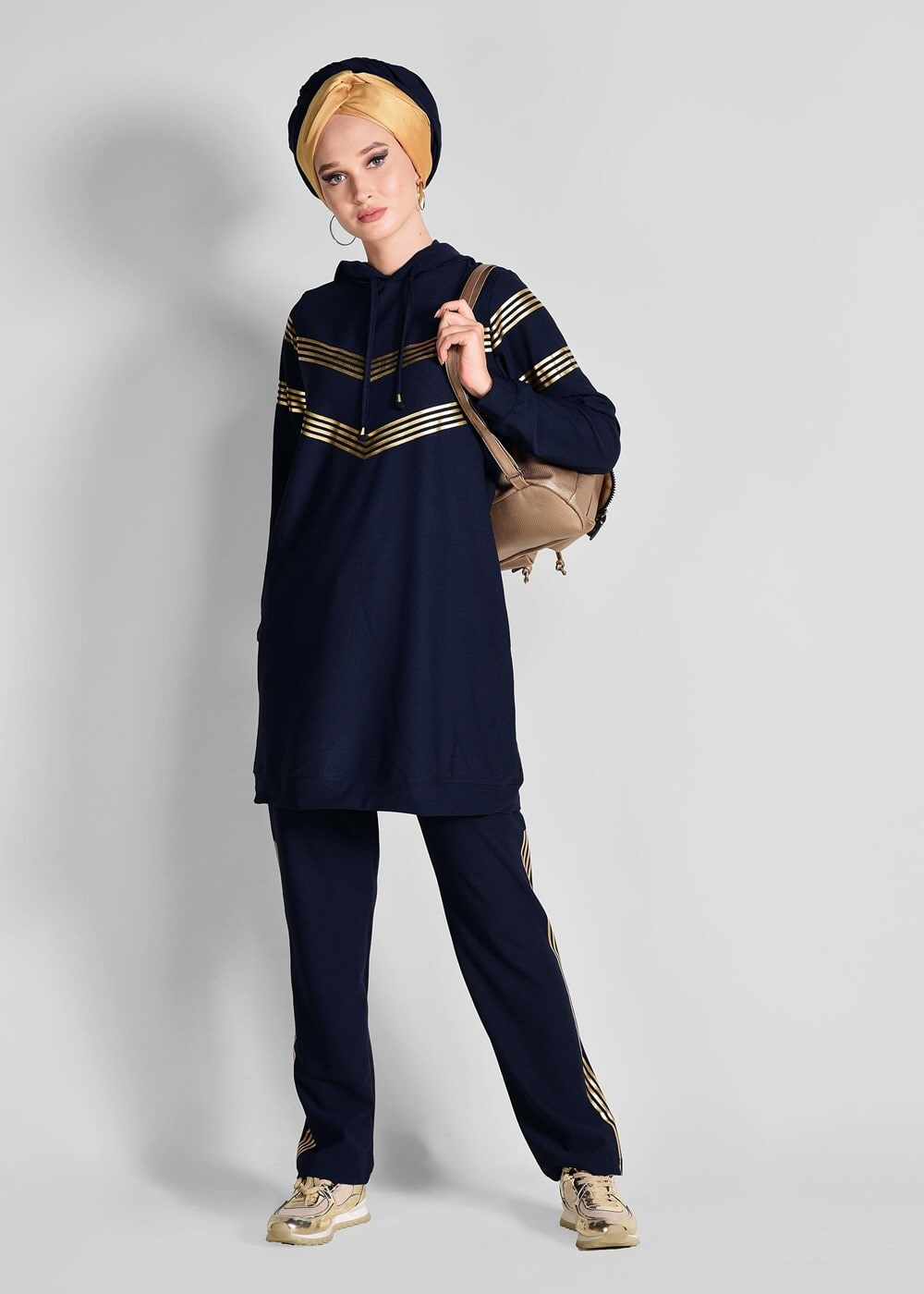 Tesettür giyim SİYAH KAPÜŞONLU ÇİZGİ DETAYLI EŞOFMAN TAKIMI 4618