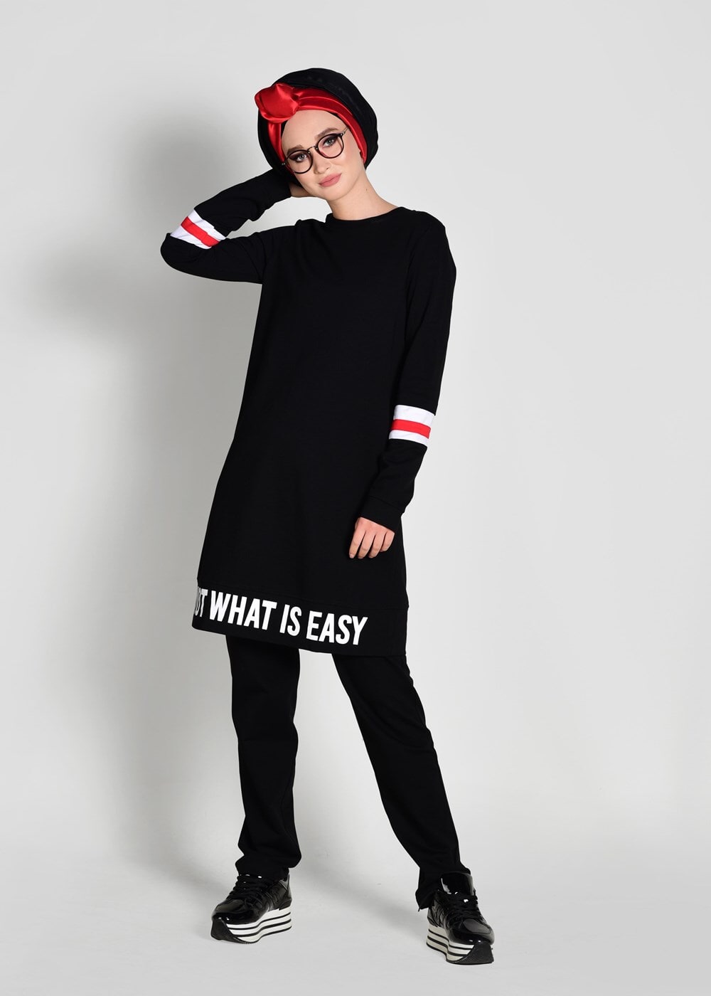 Tesettür giyim SİYAH ÇİZGİ DETAYLI YAZI BASKILI 2&prime;Lİ EŞOFMAN TAKIM 7718